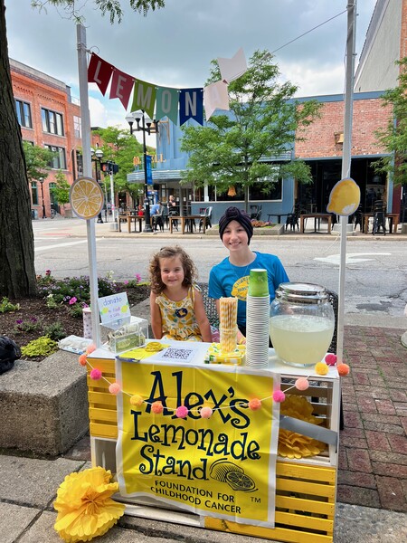 Ready to make a difference for kids with cancer this summer?🍋 Learn how to hold an amazing #LemonadeDays stand from these inspiring childhood cancer families> alexslemonade.org/blog/8-expert-… Let's fight childhood cancer, one cup at a time! 💛