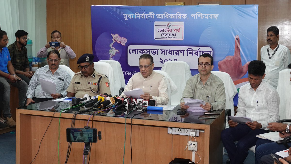 CEOWestBengal's tweet image. CEO West Bengal along with Addl CEOs, Dy CEO &amp;amp; SPNO conducting press conference after completion  of #Phase6 #LokSabhaElection2024 at West Bengal.
#ChunavKaParv #DeskKaGarv #Election2024 #IVote4Sure

@ECISVEEP
@SpokespersonECI
@rajivkumarec
@anuj_chandak