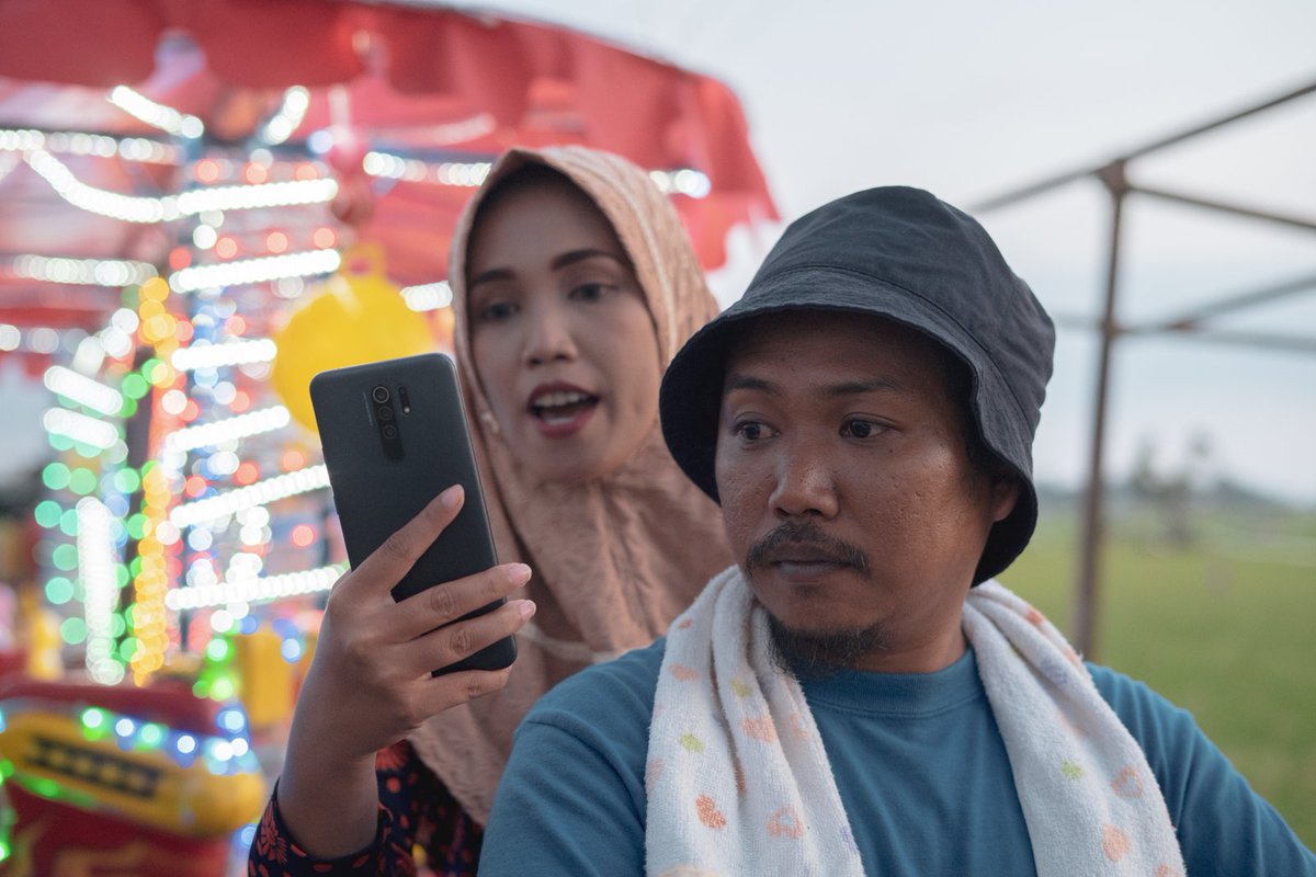 Dari pertanyaan "kapan punya anak?" yg usil, Basri and Salma in a Never-Ending Comedy lantas berkembang jadi tontonan komedi satir yg terasa semakin kocak, liar sekaligus ironis seiring berjalannya durasi.

Nyeritain pasutri pemilik bisnis odong-odong yg sudah 5 tahun menikah