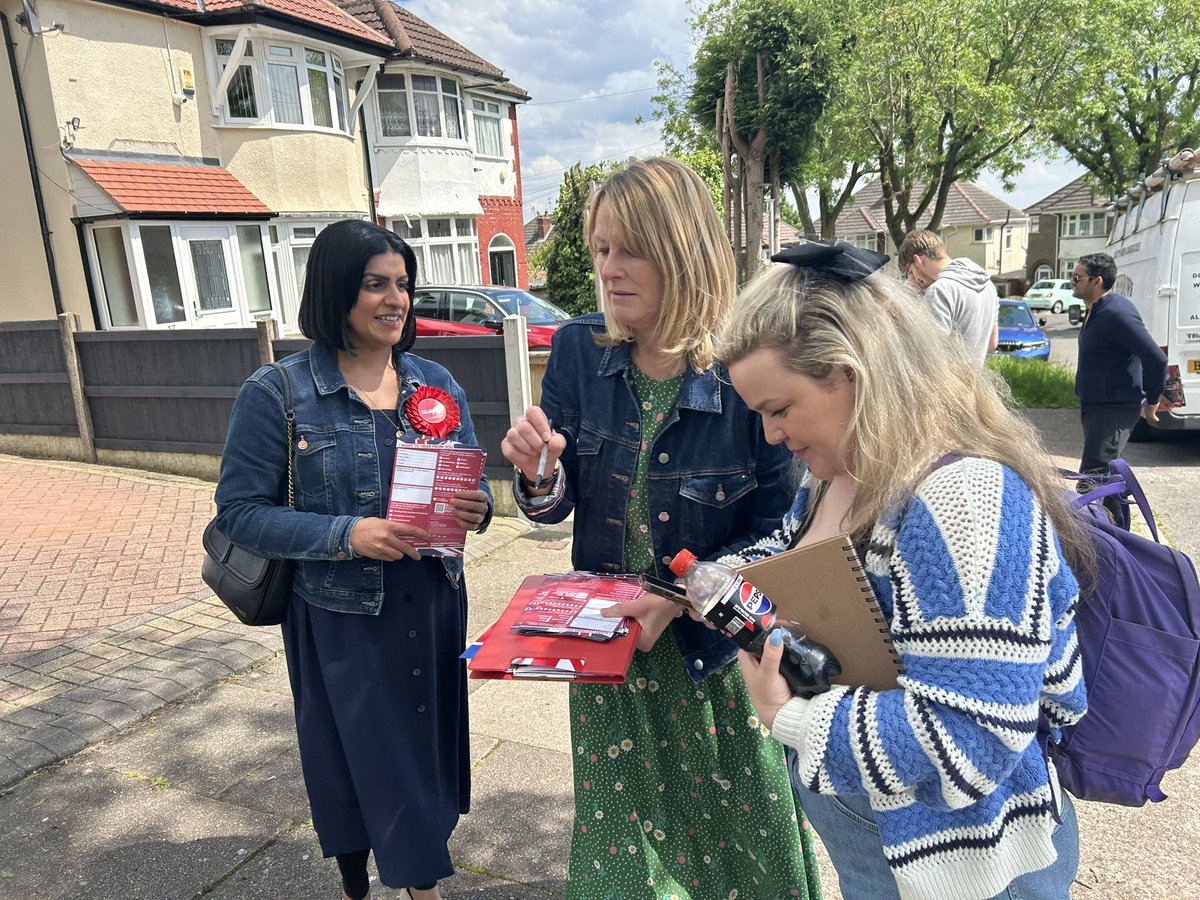 NorthfieldCLP's tweet photo. 🌹🗳️Great to welcome @ShabanaMahmood to Northfield this morning as we campaign for a fresh start with @alex4northfield! 

💪🚪Every door knocked &amp; every letter delivered will make a difference. 

🌹Sign up to help the Northfield RED here: https://t.co/ud0eaytLWl https://t.co/cO4AZ6mn5d