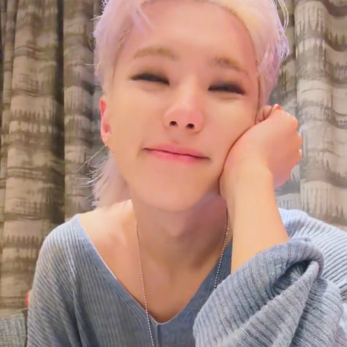 시발
다른 멤버들 라이브에서 화장 지우는 거 얘기하다가 호시가 갑자기 저는 그거 하면 안돼요, 큰일나요, 화장 지우잖아요? 눈이 한도 끝도 없이 작아져요... 막 이러면서 웃는데 눈화장 보여서 나도 모르게 크게 웃어버렸다