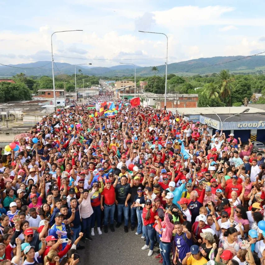 fundacion_mpv's tweet photo. Estamos a pocos días para consolidar una victoria colectiva. 

¿Que les parece las imágenes de la movilización en Yaracuy⁉️

Puro pueblo echado pa'lante en las calles, expresando su voluntad y sobre todo la unidad que nos enseñó Chávez. 
#MaduroSeLasSabeTodas https://t.co/p5cHI3LOmN