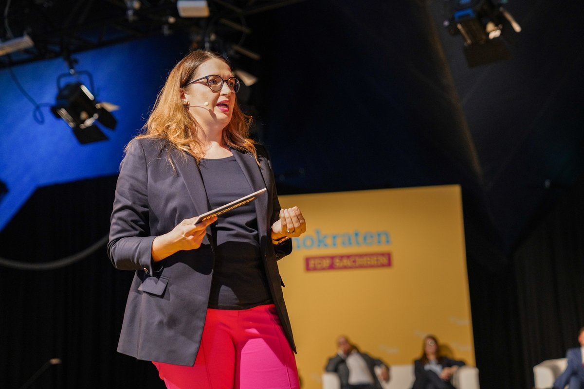 fdpsachsen's tweet photo. Juliane Steinmüller: "Es braucht einen sechsspurigen Ausbau der A4 bis Görlitz und eine zügige Elektrifizierung der verbliebenen Bahnstrecken. Wir wollen flächendeckend schnelles Internet nach Sachsen bringen und Funklöcher schnellstmöglich schließen." #MissionMalorny #LTW24 https://t.co/YuYcSJ0m4M