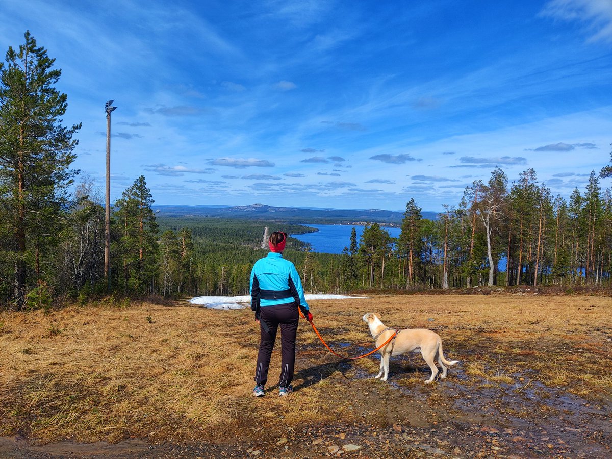 Vielä ehdittiin vähän retkeilemään.
Mahtava kelikin sattui näin lauantaille:  +8 aurinko paistaa ja pieni tuulenvire.
#Pyhä #Lappi