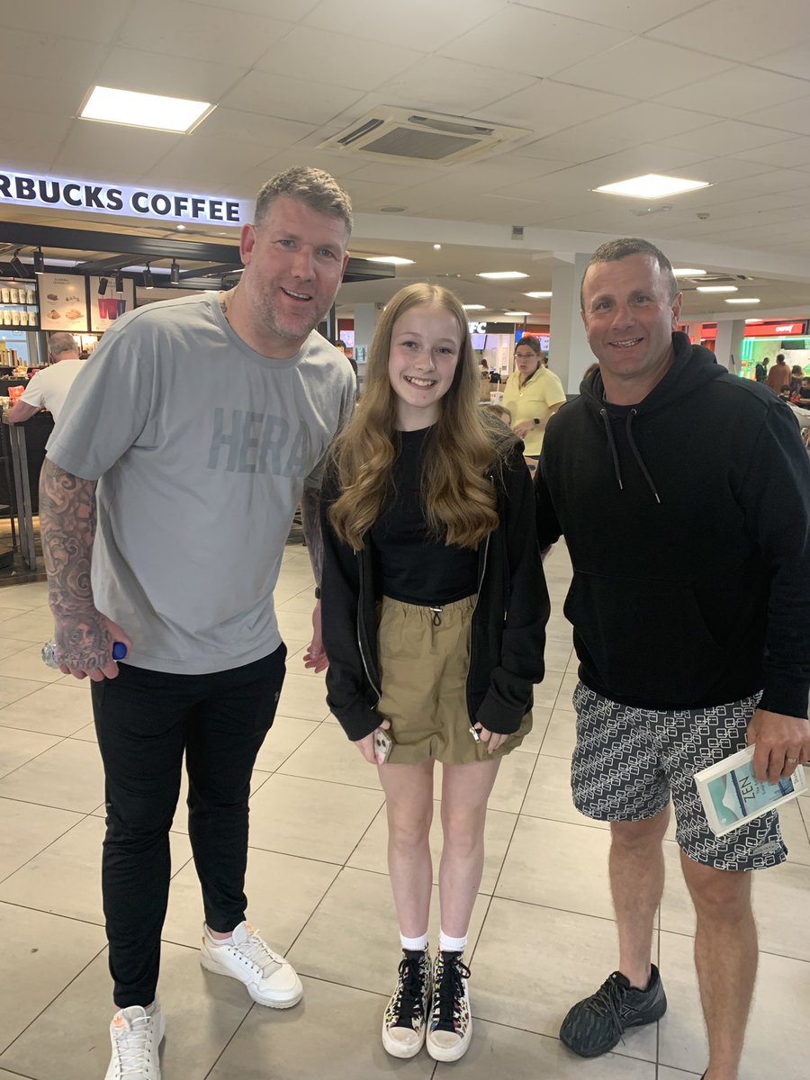 cazzy_11's tweet photo. Nice to see the boys 🔴⚪️safe journey @hullkrofficial https://t.co/FlOusSszx0