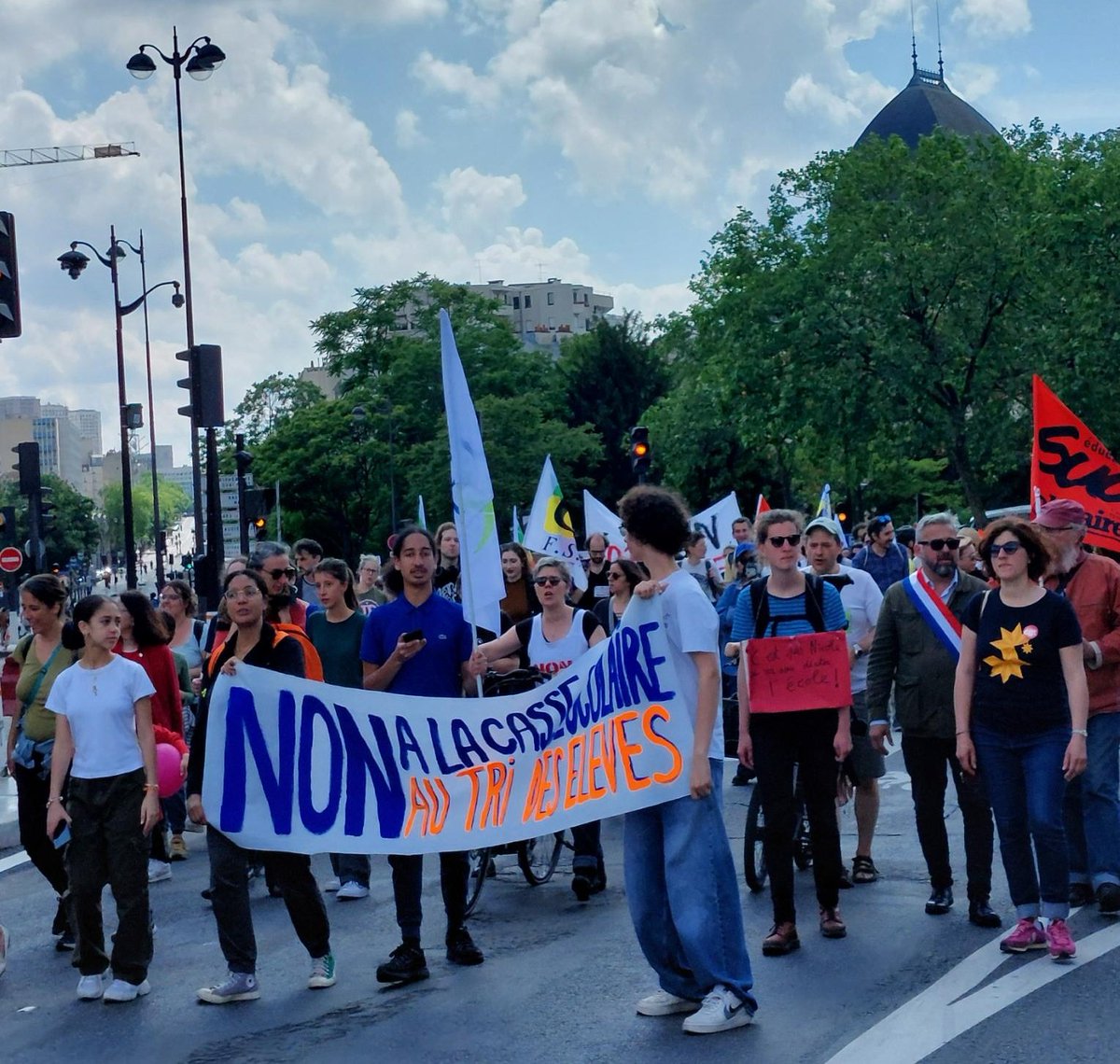 emiliebenoit93's tweet photo. Beaucoup de monde dans la manif parisienne contre le choc des savoirs et le cortège #planDurgence93 toujours présent ! https://t.co/44VOW2BzJa