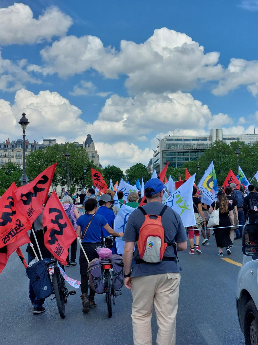 emiliebenoit93's tweet photo. Beaucoup de monde dans la manif parisienne contre le choc des savoirs et le cortège #planDurgence93 toujours présent ! https://t.co/44VOW2BzJa