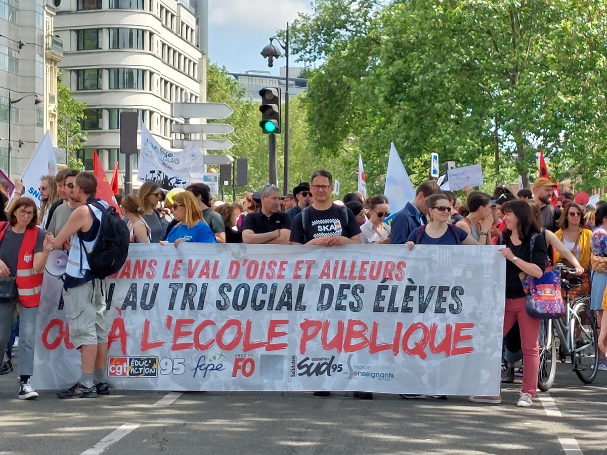 emiliebenoit93's tweet photo. Beaucoup de monde dans la manif parisienne contre le choc des savoirs et le cortège #planDurgence93 toujours présent ! https://t.co/44VOW2BzJa