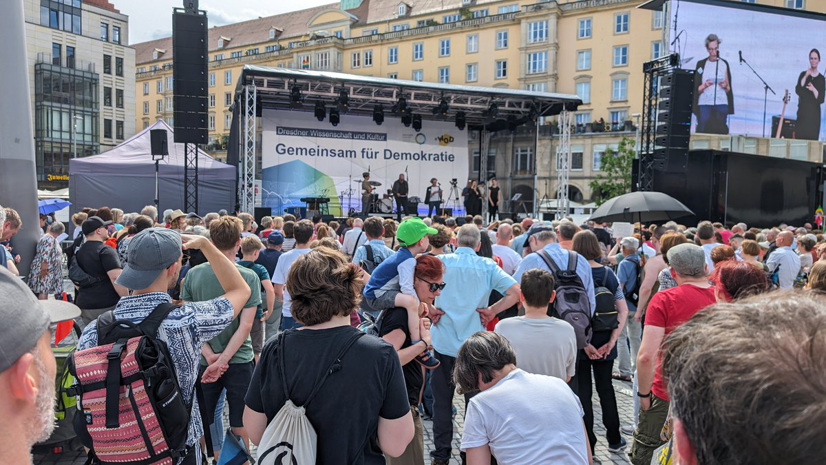PLID_Info's tweet photo. Several thousands of people on the Altmarkt! We are all here to stand up for democracy, internationality and open science!👨‍🔬🔬👩‍🔬
#DDcxWOD #DD2505 #GemeinsamFürDemokratie https://t.co/9S1fKfZwz0