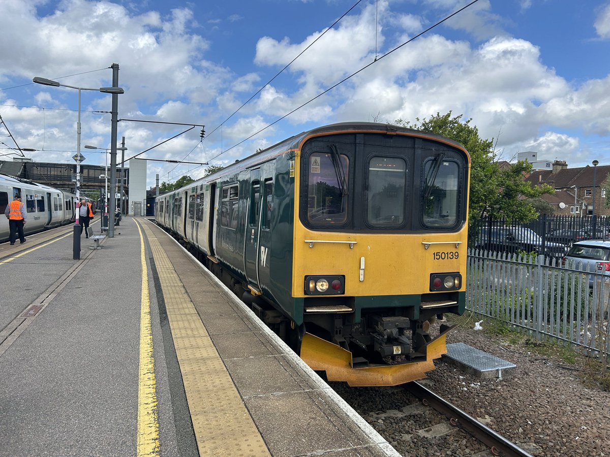 Finally seizing the opportunity to tick off the Abbey and Marston Vale Lines today, having put them off for a while. Also on a 350 for the first time since joining SWR. It’s so weird seeing my core traction in green, and running under the wires! They’re the same, yet so different