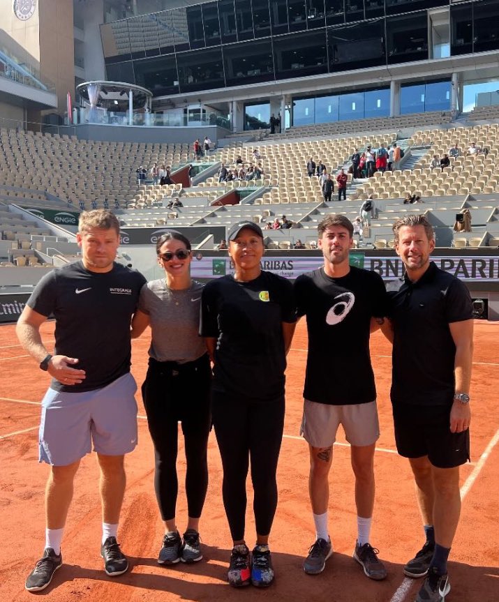 marcos_z's tweet photo. Hoy, en mini historia random desde Rolanga para un 25 de mayo patrio: durante la gira de polvo, @naomiosaka está con sparring argentino, el extenista (muy querido por sus compañeros) @Matizukas. Ex No. 360 ATP, el santafesino llegó a ese lugar con una gran cuota de azar. https://t.co/ZtZfKJWlW8