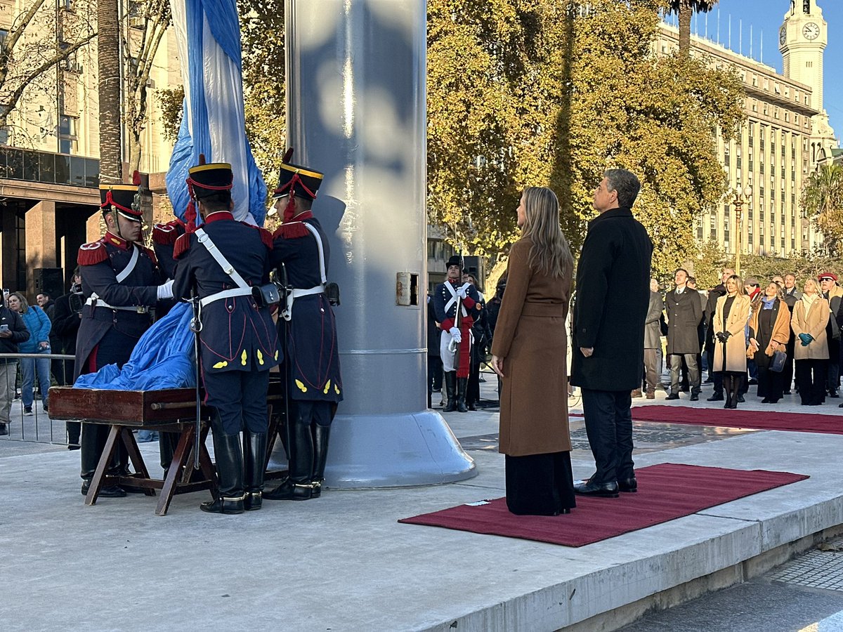 El Regimiento de @granaderosarg participa de los festejos por el #25DeMayo #DiaDeLaPatria #Granaderos #Granadero #HerederosDelLibertador #SomosHistoriaViva