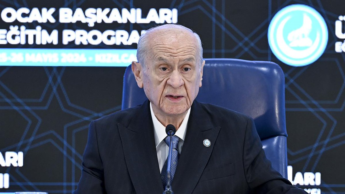 MHP Lideri Devlet Bahçeli başıboş köpeklerle ilgili konuştu: “Uyutulunca nasıl uyutulacak? Ne kadar uyutulacak? Kim uyutacak? Sınırı ne kadar? Bunları bilen yok. Türkiye'nin neresine giderseniz gidiniz, öğlen sıcaklığında mutlaka uyurlar, herkes de görür.”