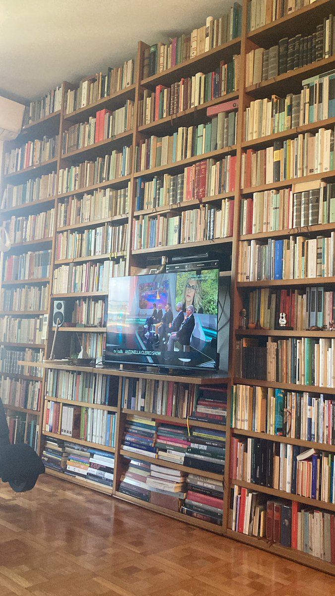 Tante volte ci avete mostrato le vostre case e tv del sabato pomeriggio ♥️. Eccoci. Per l’occasione, siamo tutti quanti a casa di Bernardini a vedere #TvTalk