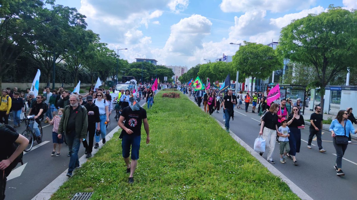 ✊ Plus de 2000 personnes contre #Greendock et l'empire logistique. Face à l'urgence climatique, transformons les modes de production et de consommation !