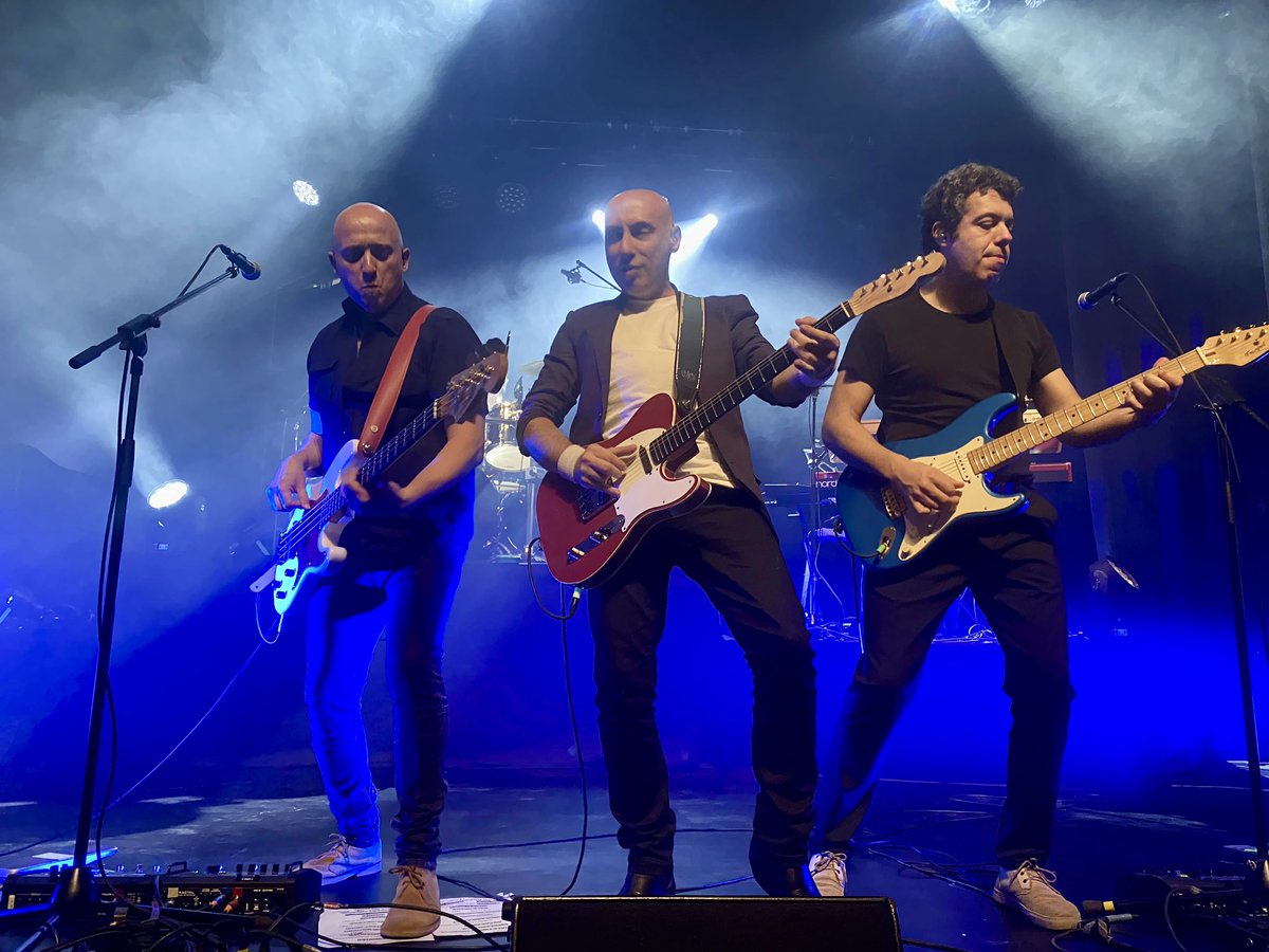 Gran noche ayer en Santiago! 
Hoy nos veremos en Pontevedra.

📷  Juan Pardo Vilarińo
🗄️ @CaveaProd 

#brothersinband #direstraitstribute #direstraits #galicia #santiago #compostela #pontevedra #markknopfler #tributeband 
@DireStraits77