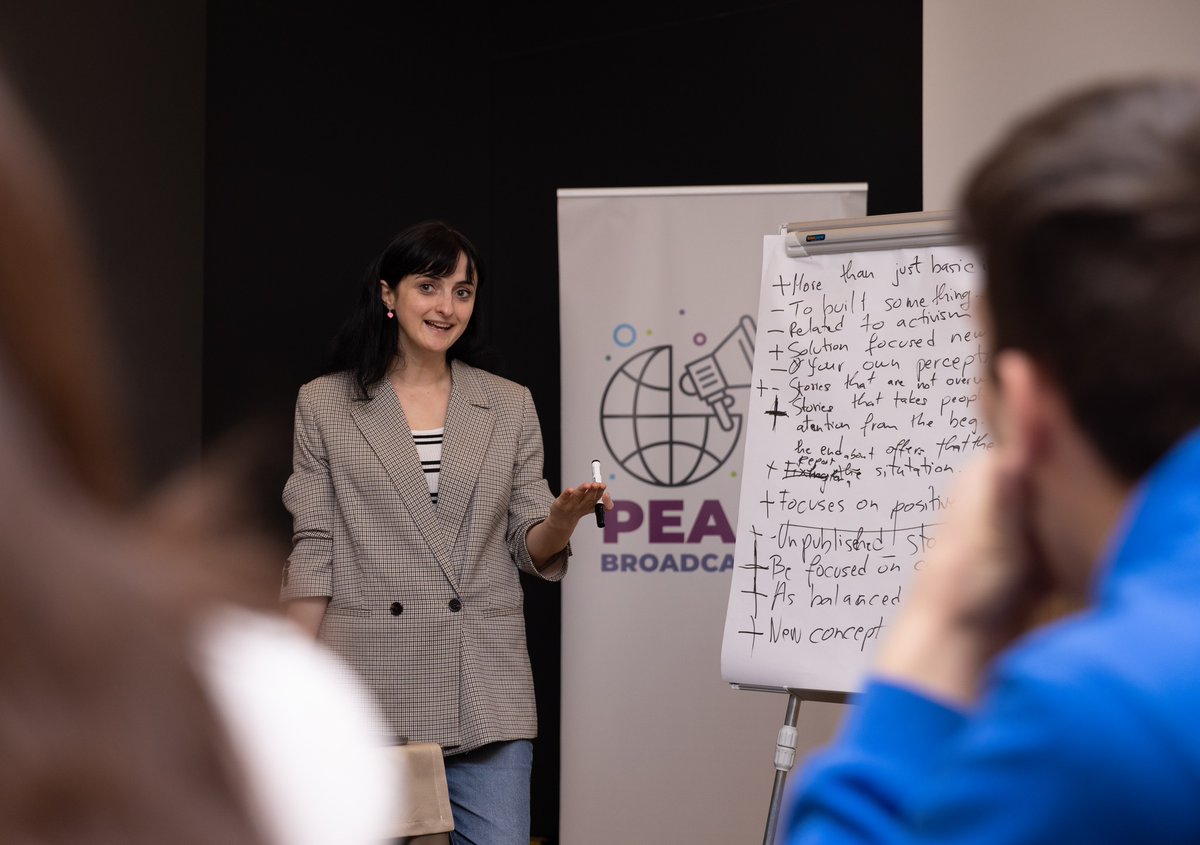 CerkiniVjosa's tweet photo. Team of girls from Italy and educating the young generations #Peace #Europe #Journalism #Videojournalism #Documentaries #girls #women https://t.co/u6WIXLnDne