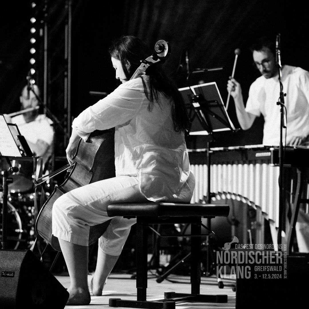 Am 7.5 nahm YrrY das Publikum in die Welt der zeitgenössischen Musik mit. Die in einem Stück gestellte Frage „Brauche ich mein Instrument zur Erlangung meiner Musikalität?“ konnten sie klar mit „Nein“ beantworten. Das war ein unvergessliches Erlebnis!
#nokl24
<a href="/NorBotschaft/">Botschaft Norwegen 🇳🇴🇩🇪</a>