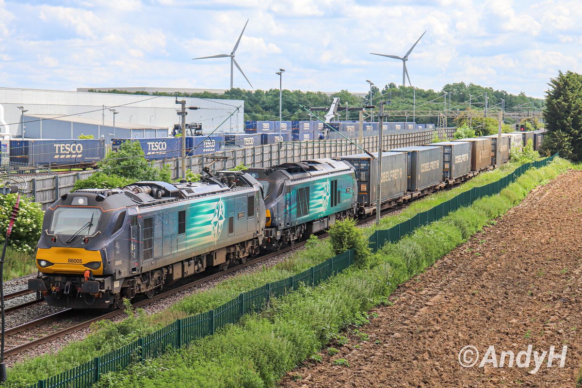 #Caturday 🐱 some nice noise at lunchtime today as @DRSgovuk pair 88005 'Minerva' & 68018 'Vigilant' power the slightly late departing 4Z44 Daventry to Coatbridge intermodal away from #DIRFT under Nortoft Lane bridge. #DRS #Class88 #Class68 25/5/24