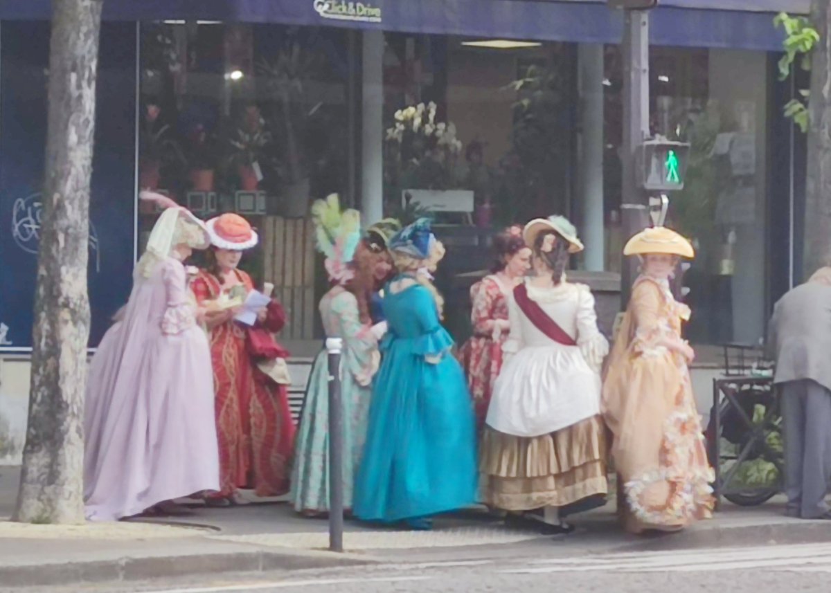 MythGenerator's tweet image. Je viens de croiser Arielle Dombasle, qui vient dans le quartier prendre le thé avec des copines.