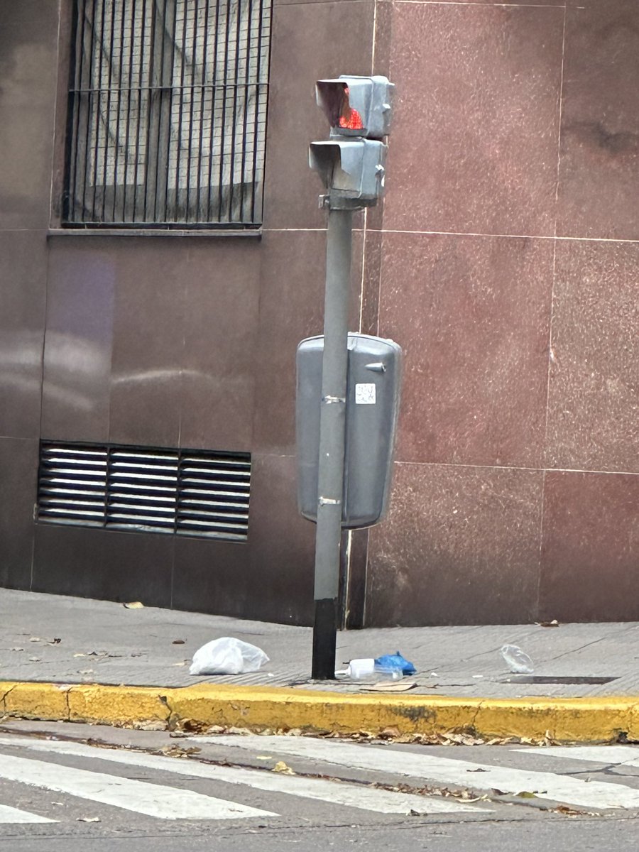La mugre que hay en la calle Posadas en intersección con Libertad .. no se puede creer.. esto de pagar ABL es un flor de curro .. sucio, oscuro. Cuandrilla con gente barriendo y limpiando 24 horas * 7 días a la semana YA.  <a href="/gcba/">Buenos Aires Ciudad</a> <a href="/jorgemacri/">Jorge Macri</a>