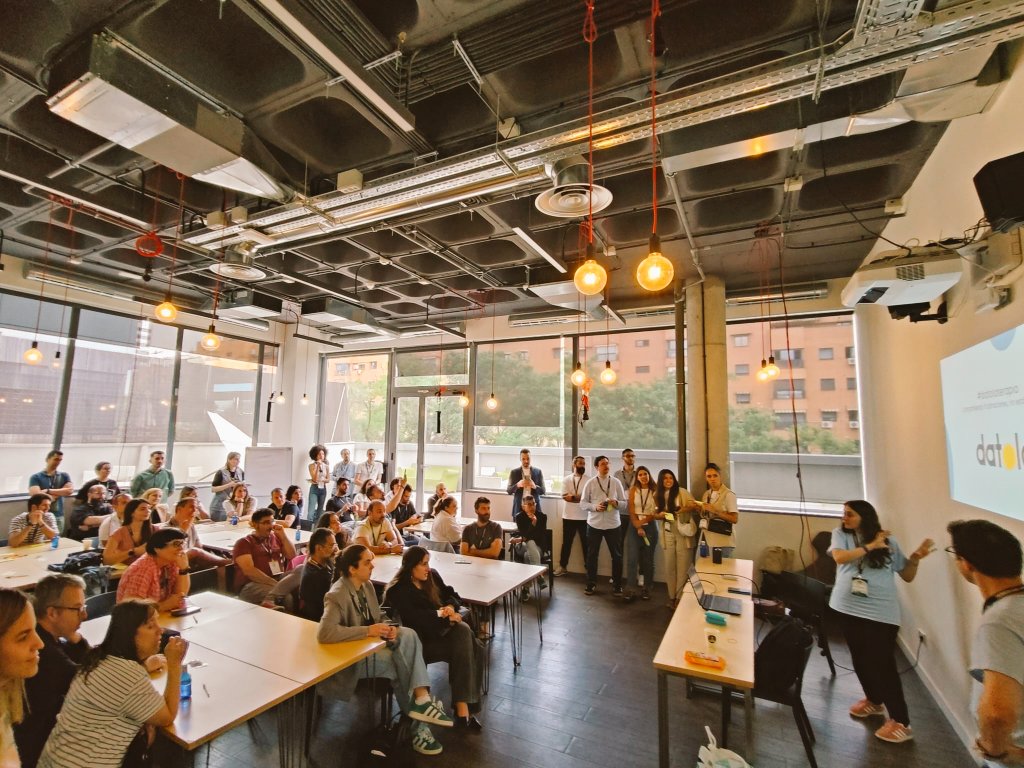 Los Datolistas han demostrado que ahí están, da igual Galicia que Madrid. <a href="/EvaGVior/">Eva Gonzalez</a> y <a href="/braiscv/">Brais Calvo</a> hoy como representantes de la comunidad en el <a href="/MeasureCampES/">MeasureCamp Spain</a> hablando de #datolaterapia