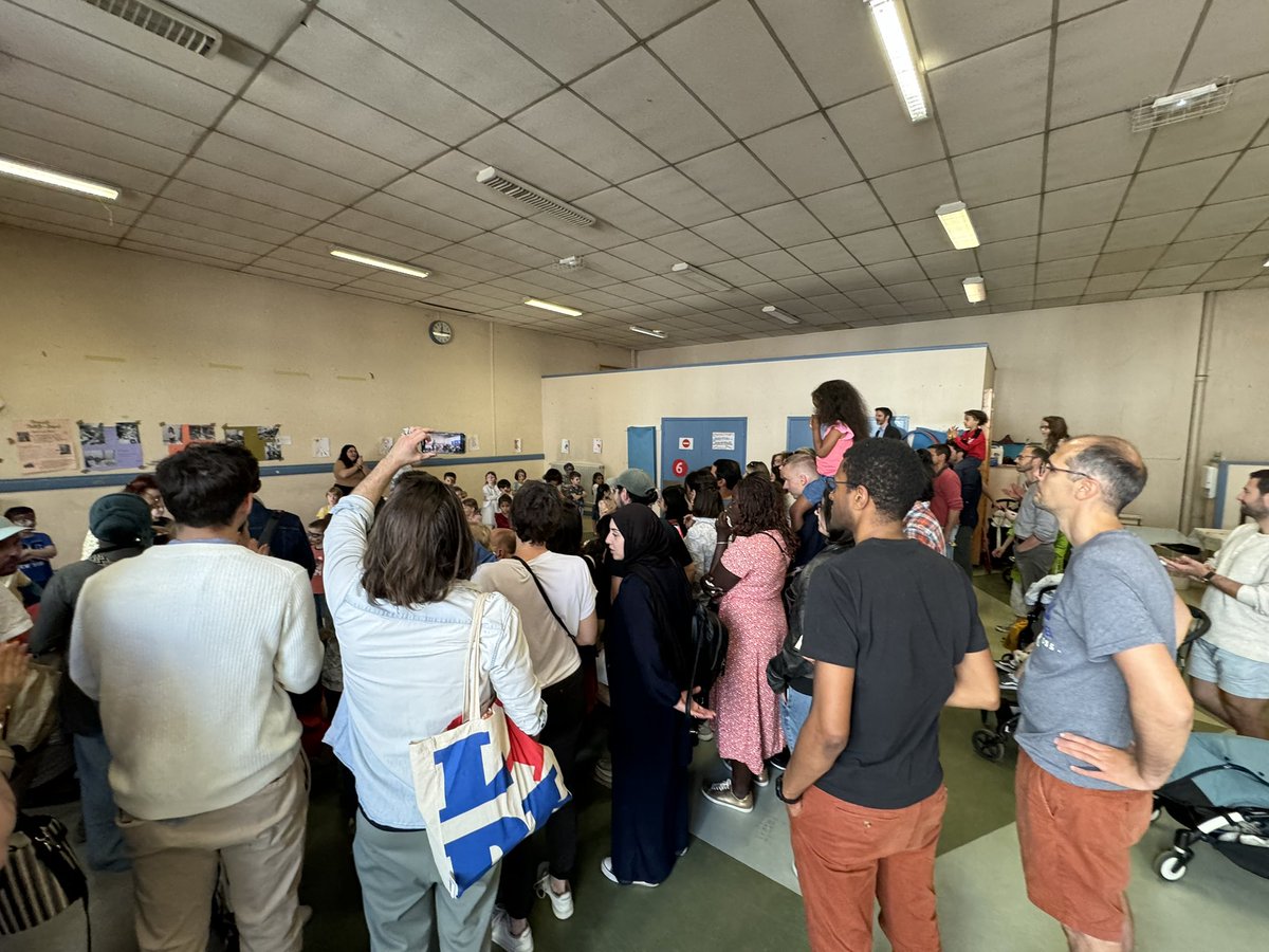 poliver69's tweet photo. Dernière fête pour l’école #Gilibert
Merci aux enseignants et aux parents qui ont fait vivre cette école pendant près de 60 ans.
Une page de l’histoire de notre quartier se tourne. https://t.co/qIuTjAH5UG