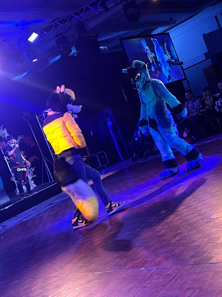 BlueBubbusky's tweet photo. Paws on Water was amaaaaaaaaaziiiiinngg!!! Huge congrats to the fursuit winner @DreiMVS !!! :3

📸: @Melon_mow https://t.co/tqmncMcpEq