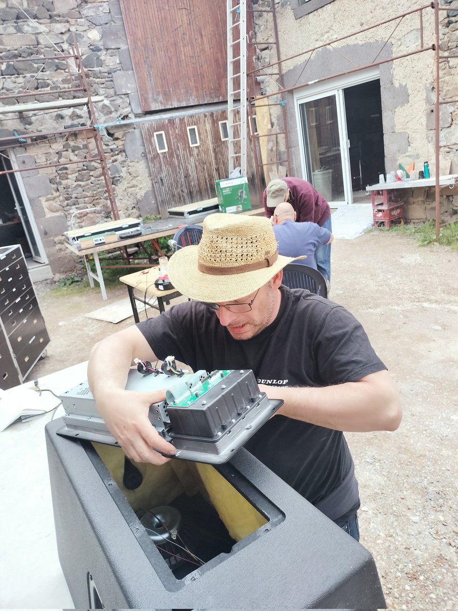 A new repair'café start in our village 
Maik from Germany (@verbundow) is here with us this weekend. Helping to settle the workshop.
Meeting also our members and some local citizens