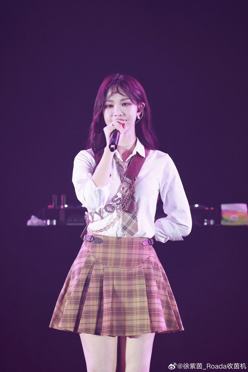 ziyiniverse's tweet photo. I love how she’s always shining so brightly on stage🥹🥹 it’s so nice to see ziyin performing again AKSJSKJDJDJD😭

cr 徐紫茵_Roada收茵机 https://t.co/l4nkyqPROz