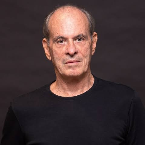 jornalnota's tweet photo. "Eu estava fazendo um show num lugar chamado Beco, em São Paulo, e o Roberto ainda tocava comigo.

A Rita foi assistir e me convidou para jantar na casa dela, disse que eu podia levar alguém. Eu já sabia quem ela queria que eu levasse, e levei.

Chegamos lá e foi instantâneo, os dois já se juntaram, já sentaram no piano e começaram a compor. E aí, pensei: ‘Acho que estou sobrando aqui’, e fui embora.

Depois, veio a história que todo mundo conhece"

Ney Matogrosso,
Sobre o dia em que apresentou Roberto de Carvalho à Rita Lee 
Via Altas Horas
