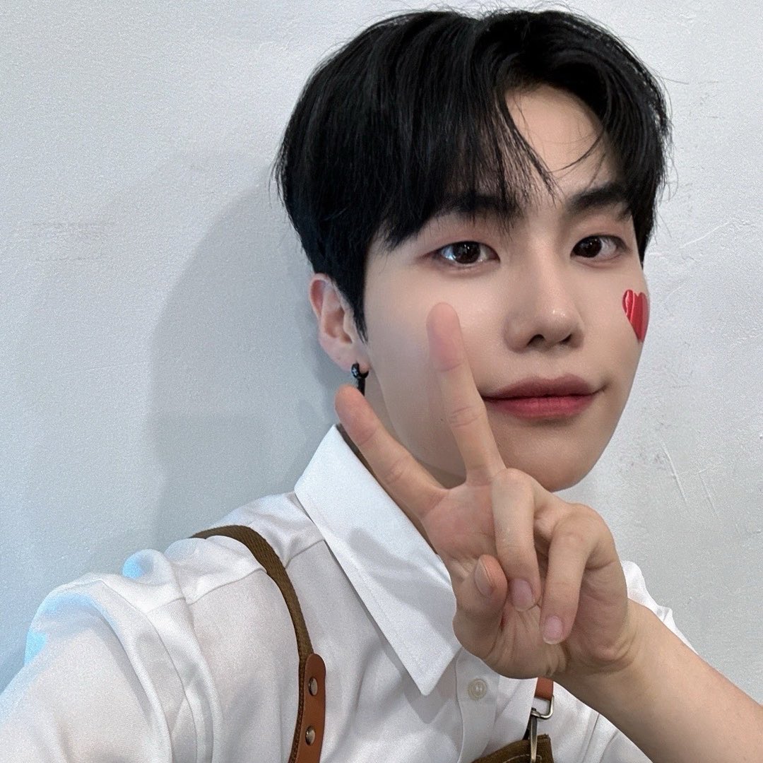 [ 인태 ]

오늘 카페 이벤트!! 여러분을 직접 만나볼 수 있어서 
행복해 🥰
정말 알바생처럼 일만 하진 않았는지 반성하는 중...
미흡한 부분이 많았을텐데 처음이니까 이쁘게 봐주세요 ㅎㅎ 항상 많이 많이 사랑해 ❤️

#데이차일드 #DAYCHILD #EveryDayChild