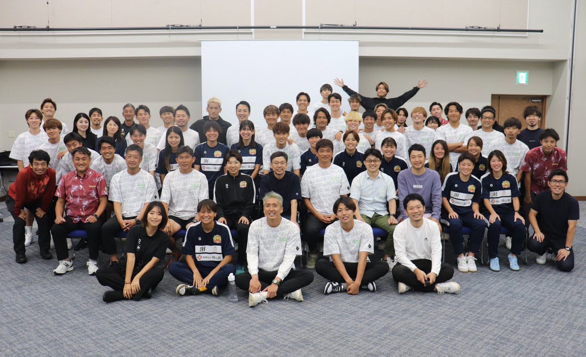 FCRYUKYUSAKURA's tweet photo. クラブと選手の全員参加企画
『FC琉球合宿だョ！全員集合』開催🎉🎉🎉

トップ、レディース、フロントが一緒になってアイデアを出し合いプレゼンをしたり、和気あいあいとお弁当を食べたり、クラブが一体となるような合宿でした😊✨

#fc琉球
#fc琉球さくら
#面白法人
#カヤック 
#全員集合 https://t.co/jEoefVQSRi