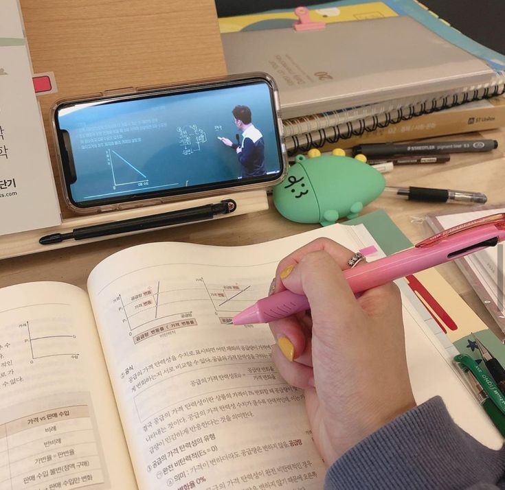 thvstart's tweet image. ★.    #studytwt  ♡🗃️

- sthella, 2006
- 3° EM
- futura estudante de psicologia
- bangtan, nj, astronomia &amp;amp; gilmore girls ♡.