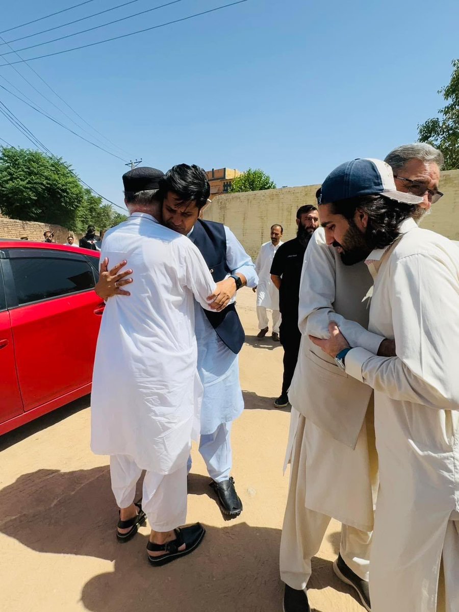 ShafiJanPTI's tweet image. کوہاٹ: سپیکر خیبر پختونخوا اسمبلی بابر سلیم سواتی نے سیکرٹری خیبر پختونخوا اسمبلی کفایت اللہ خان آفریدی کے بہنوئی کے انتقال پر تعزیت کی اور مرحوم کی ایصال کے لیے فاتحہ خوانی کی.  اس موقع پر ممبران صوبائی اسمبلی شفیع جان ,داؤد شاہ ,مئیر گمبٹ کوہاٹ ساجد اقبال بھی موجود تھے
#Kohat