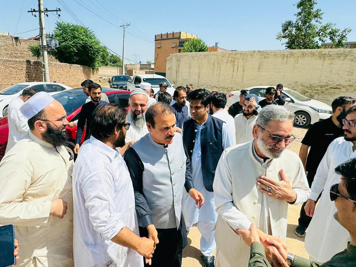 ShafiJanPTI's tweet image. کوہاٹ: سپیکر خیبر پختونخوا اسمبلی بابر سلیم سواتی نے سیکرٹری خیبر پختونخوا اسمبلی کفایت اللہ خان آفریدی کے بہنوئی کے انتقال پر تعزیت کی اور مرحوم کی ایصال کے لیے فاتحہ خوانی کی.  اس موقع پر ممبران صوبائی اسمبلی شفیع جان ,داؤد شاہ ,مئیر گمبٹ کوہاٹ ساجد اقبال بھی موجود تھے
#Kohat