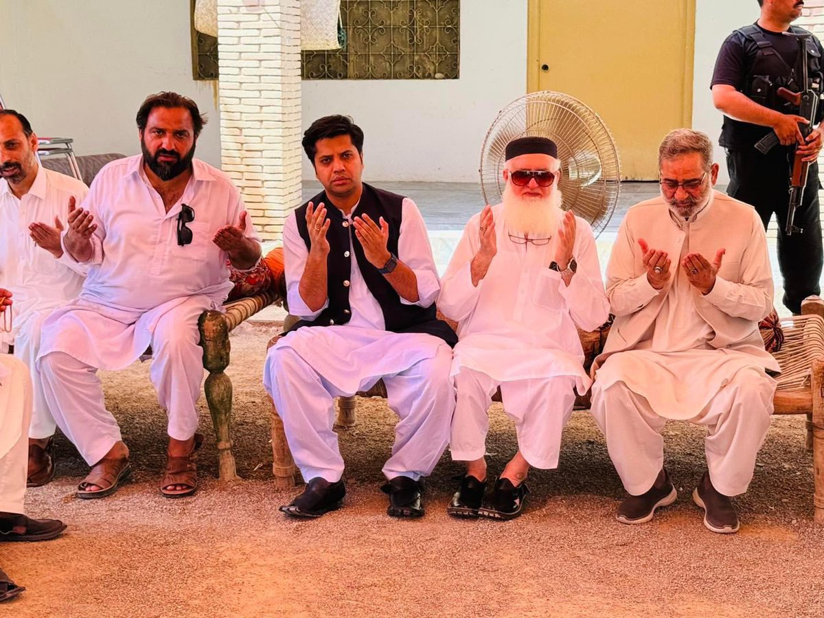 ShafiJanPTI's tweet image. کوہاٹ: سپیکر خیبر پختونخوا اسمبلی بابر سلیم سواتی نے سیکرٹری خیبر پختونخوا اسمبلی کفایت اللہ خان آفریدی کے بہنوئی کے انتقال پر تعزیت کی اور مرحوم کی ایصال کے لیے فاتحہ خوانی کی.  اس موقع پر ممبران صوبائی اسمبلی شفیع جان ,داؤد شاہ ,مئیر گمبٹ کوہاٹ ساجد اقبال بھی موجود تھے
#Kohat