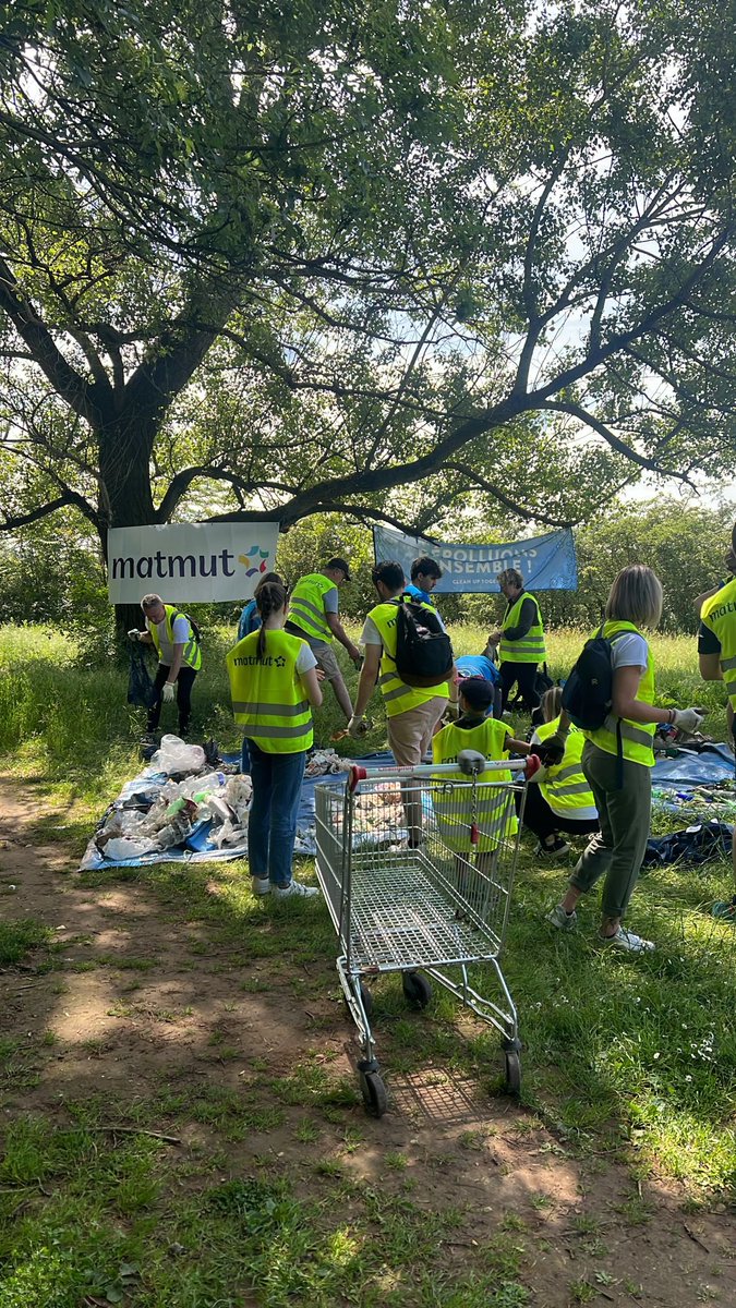 Matmut's tweet photo. Tri à Lyon ! #cleanwalk🌍👍matmut https://t.co/SZKik4ed4g