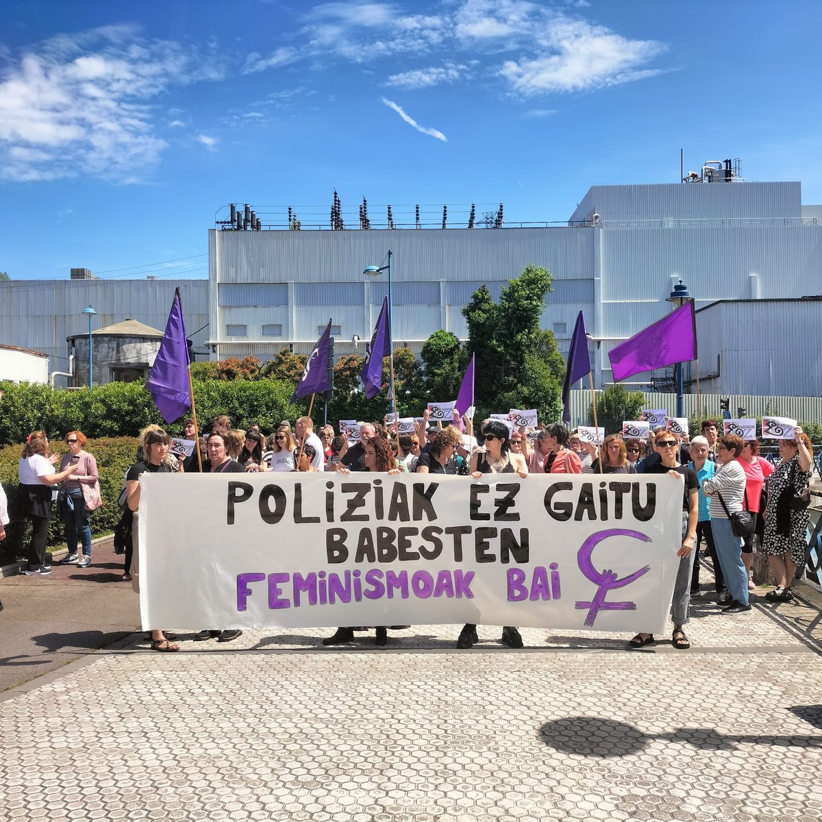 Eraso honek, berriro ere, agerian utzi digu poliziak ez gaituela zaintzen. Egun indarrean dagoen sistema judizial eta eredu polizialak berriro ere erasotzen gaitu. Biktima babesgabe gisa tratatuko gaituen sistema polizialik ez dugu nahi!!