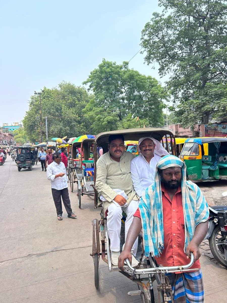 UtkarshMla's tweet photo. श्री काशी विश्वनाथ मंदिर के भव्य दर्शन -पूजन का सौभाग्य प्राप्त हुआ, बाबा विश्वनाथ की कृपा सभी पर बनी रहे।

हर हर महादेव!🚩 https://t.co/PkO02uuRnd