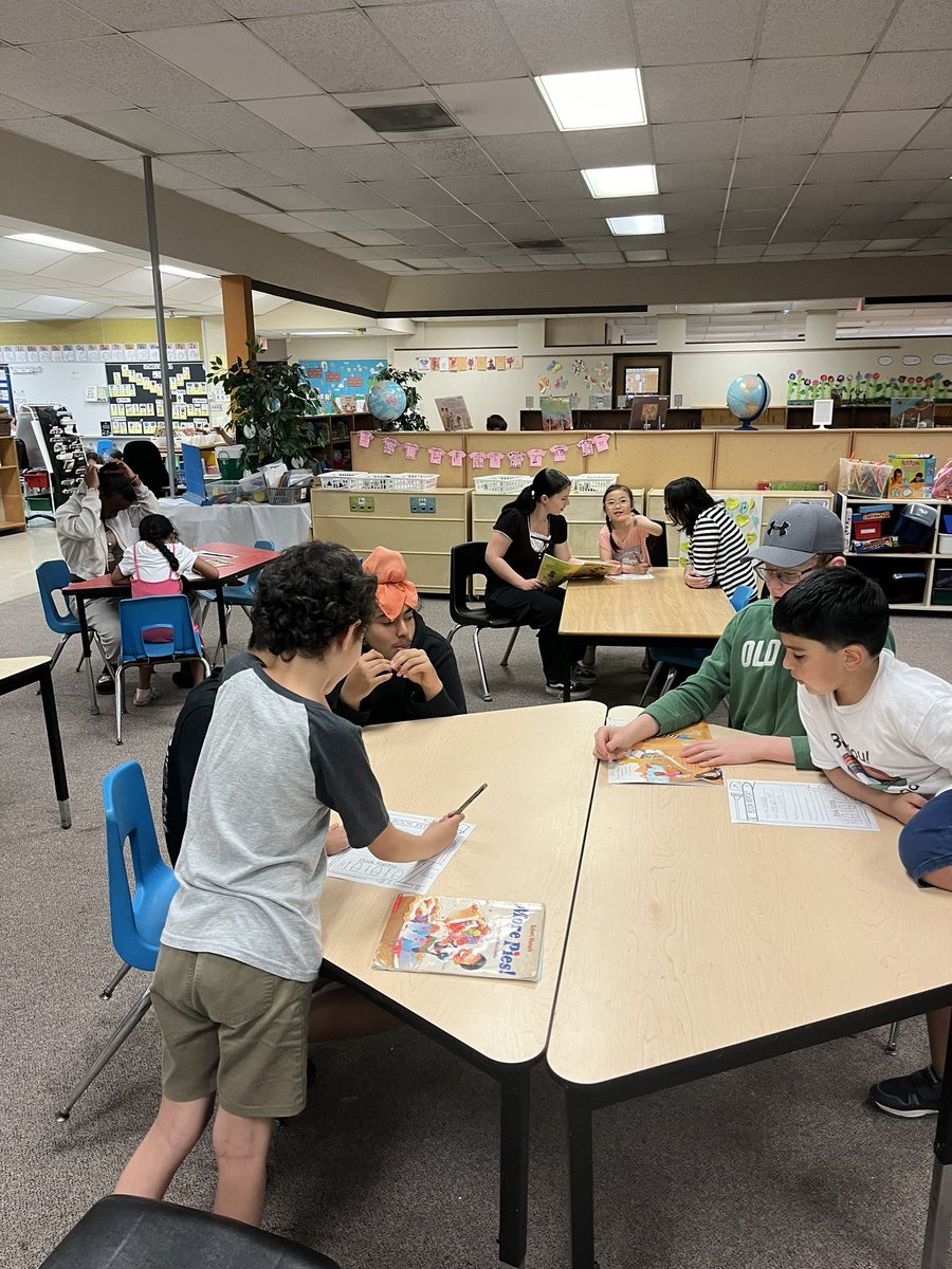 fggators1N's tweet photo. Coding on the iPads and doing book reports with our reading buddies. @MsAwender @Glade_Gators https://t.co/rR0m25p0kK