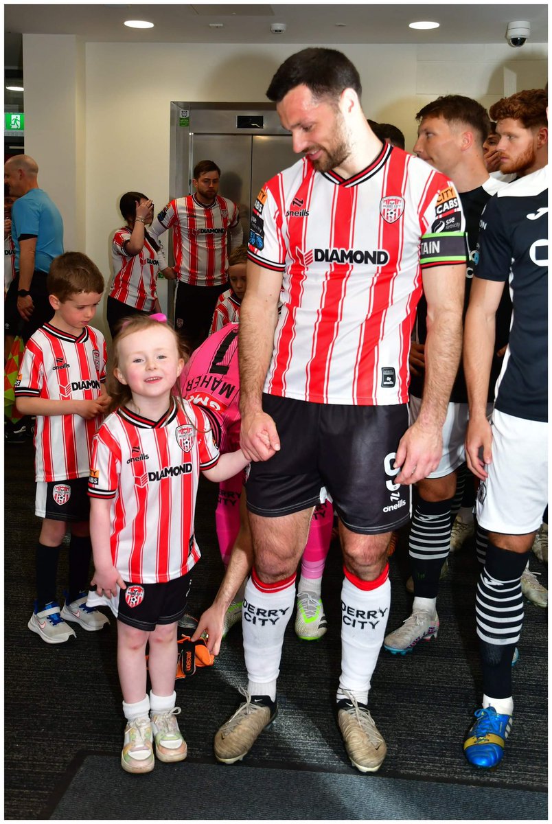 VinnyCunningham's tweet photo. Our wee Casey Rose leading the @derrycityfc team out last night. #RAWA https://t.co/xgBMlHZpAv