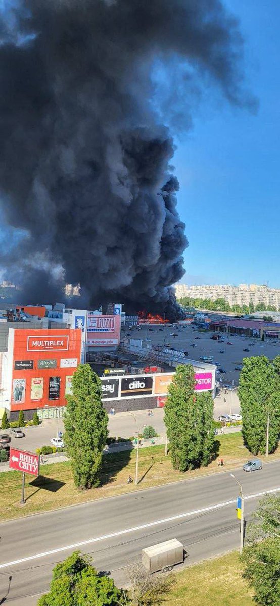 GavinnyOriginal's tweet photo. Mezitím, co se radujeme nad hokejem, Rusáci shodili bomby na supermarket v Charkivě.

Celý areál hoří a uvnitř jsou uvěznění lidé.

Tohle není válka.
Tohle je čistý terorismus.

Rusáci, přijde den, kdy s vámi zúčtujeme tak strašně, jak nikdo s nikým ještě nezúčtoval. https://t.co/wWlCrBotjW