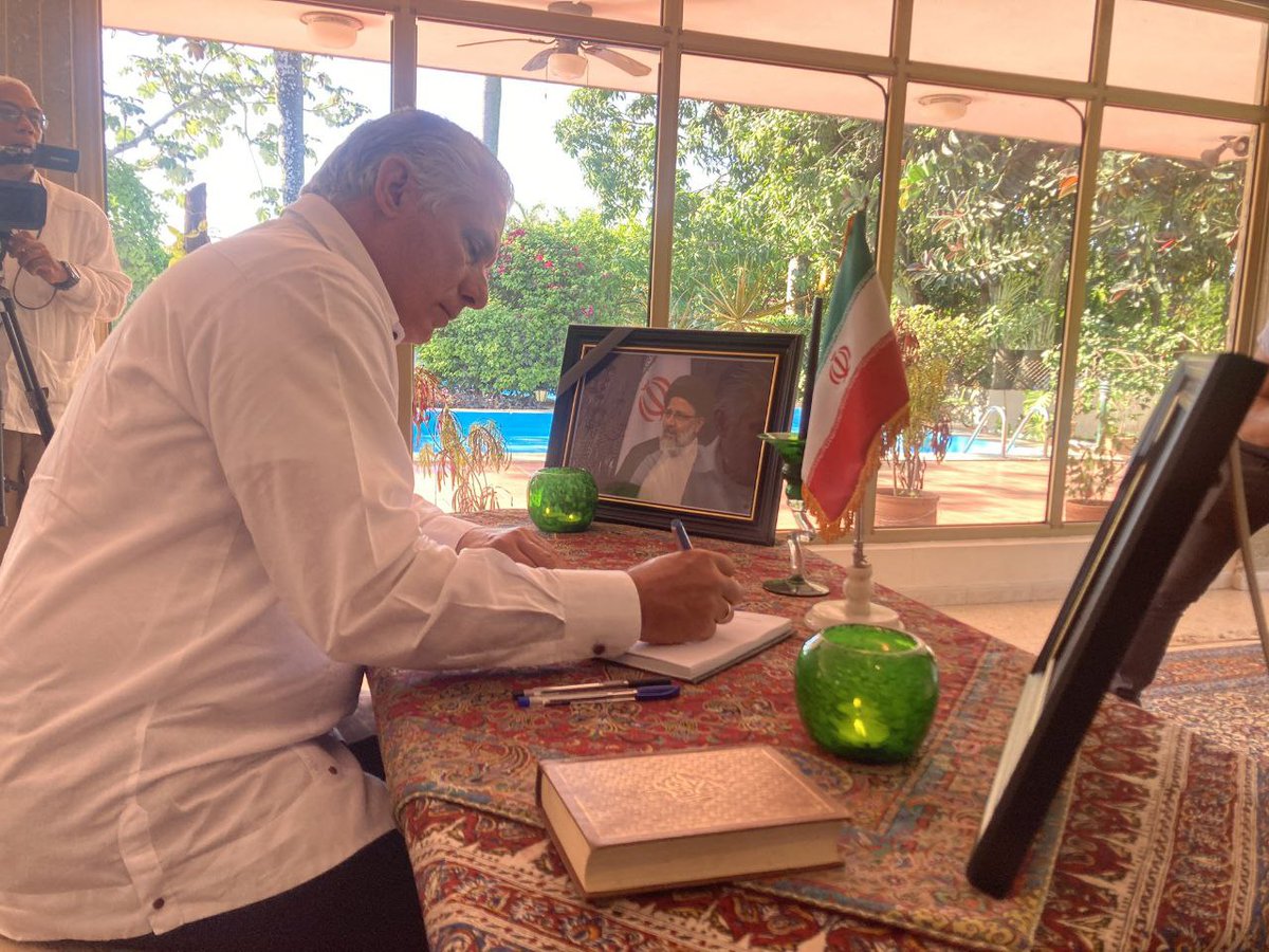Tras regresar de su viaje provincial, el presidente de #Cuba, Miguel Díaz-Canel, acudió personalmente a la embajada de Irán en la Habana y rindió homenaje al presidente mártir #Raisi y a su canciller Hosein Amir Abdolahian.