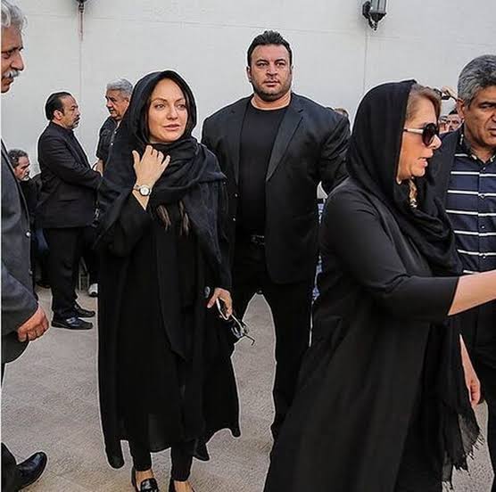 Mmd_Shahriyari's tweet photo. سادگی و تواضع فرزند شخص اول مملکت VS بادیگارد برای #مهناز_افشار دوهزاری

#انتخابات #انتخابات_ریاست_جمهوری 
#سيدالشهدای_خدمت #خادم‌_الرضا
#شهيد_الجمهورية #شهید_جمهور https://t.co/gAcUgNhbpi