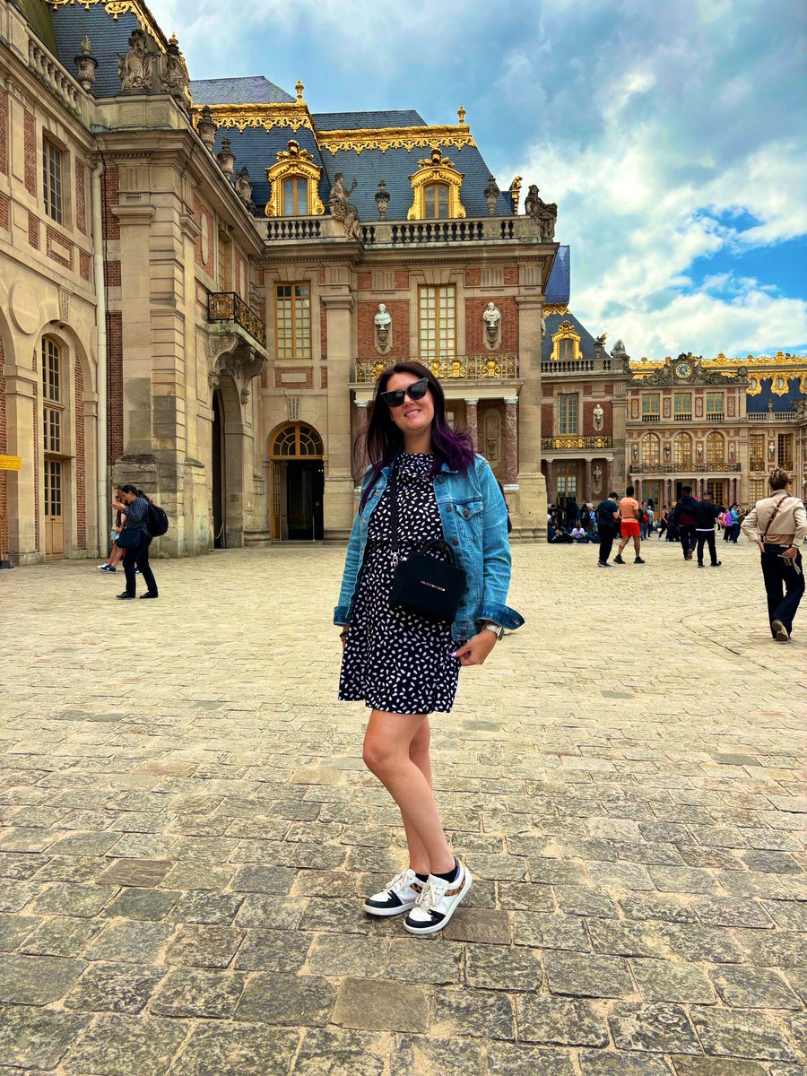 Feeling like a lifted princess walking the halls of the palace in Versailles 🍃😮‍💨💨🇫🇷💚👑👸
#StonerFam #Mmemberville #CannabisCommunity #420community #vacationvibes