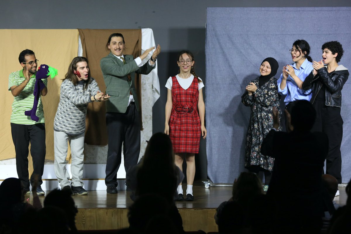 AGÜ Müzik ve Sahne Sanatları Kulübü tarafından hazırlanan “Komik Aynalar” adlı tiyatro oyunu Baharın Ritmi Panayırı’nın son gününde sahnelendi ve izleyicilerden büyük beğeni aldı.