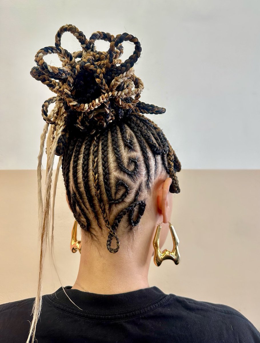 SlayedInBraids's tweet photo. We got creative in the lab. 👩🏾‍🔬🧬 https://t.co/lxJn2KvZIC