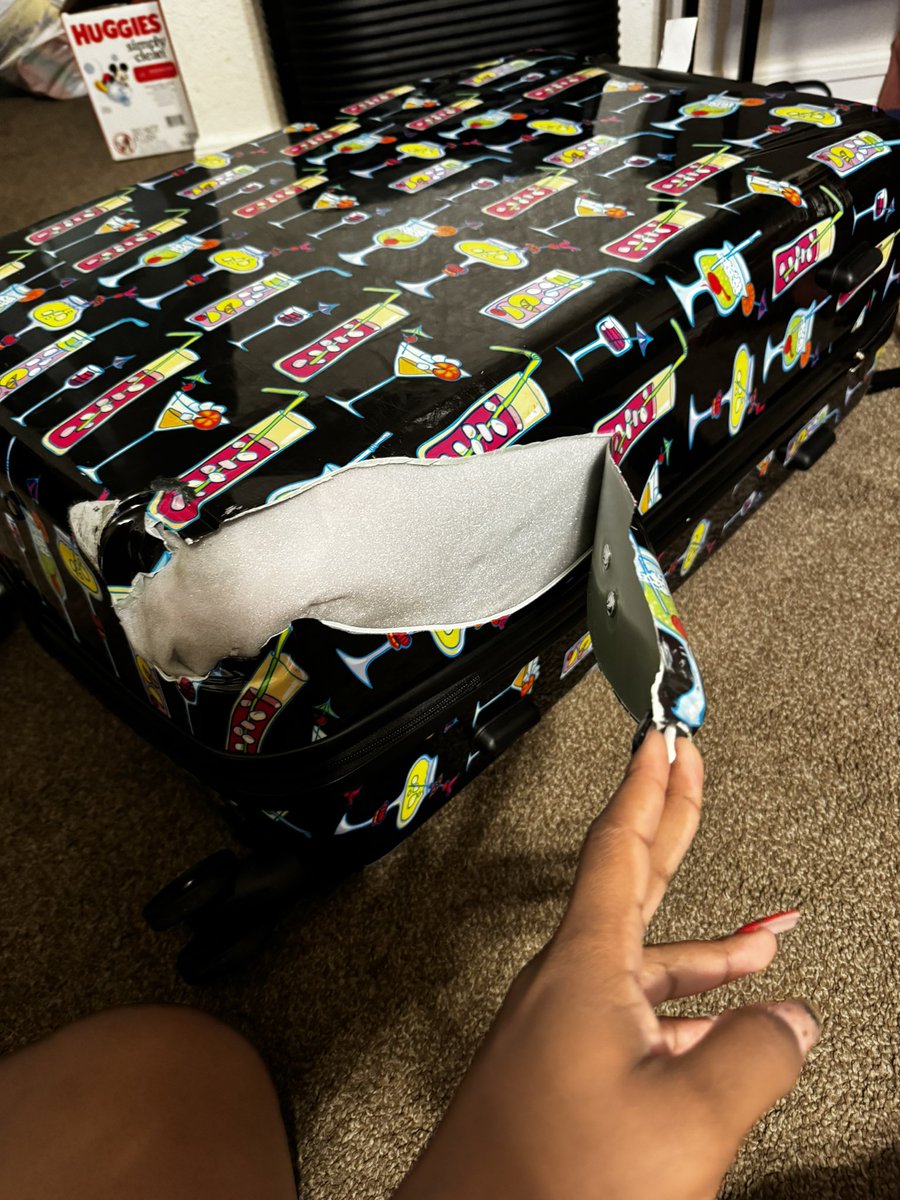 CrownMeLo's tweet photo. @SouthwestAir went on a trip to Vegas in March my bag was completely damaged whole wheel was missing and they don’t replace my bag ! These big airlines will make up any excuse to not give you your money !! https://t.co/SwvR50XFiE