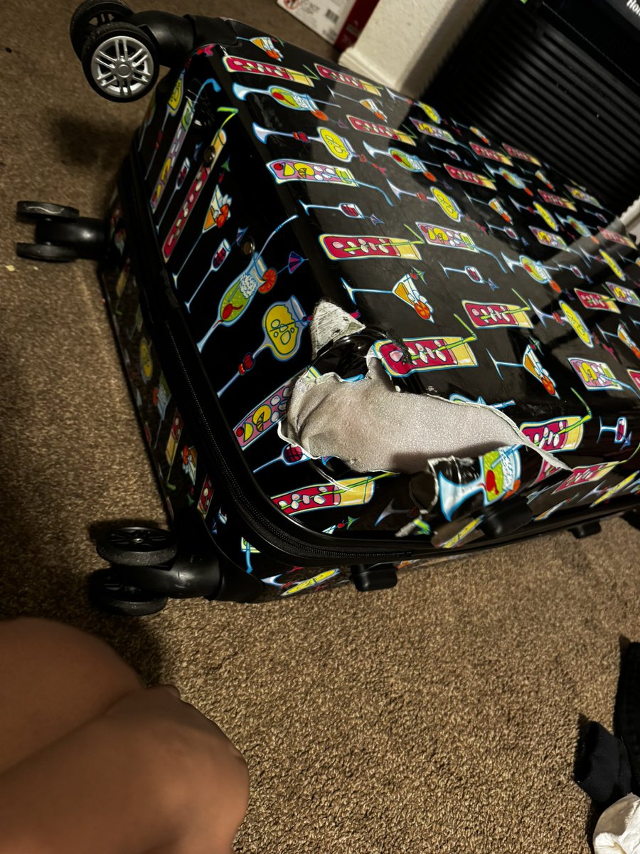 CrownMeLo's tweet photo. @SouthwestAir went on a trip to Vegas in March my bag was completely damaged whole wheel was missing and they don’t replace my bag ! These big airlines will make up any excuse to not give you your money !! https://t.co/SwvR50XFiE